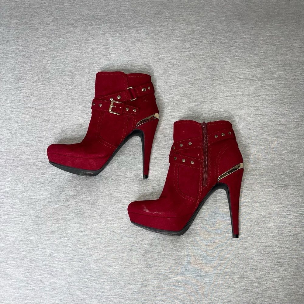 G by GUESS Women’s Y2K Vintage Deeka Cross Belt Bootie Heeled Boots Shoes